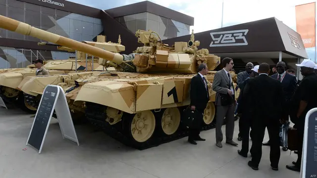 نمائش میں روس کا ٹی 90 ٹینک بھی رکھا گیا ہے۔ حال ہی میں روس نے جدید ترین ٹینک آرماتا 14 کی نمائش کی ہے۔ یہ ٹینک روسی فوج کے مطابق یہ حد تک خودکار ہے اور اس کی بنیاد پر مستقبل میں روبوٹک ٹینک پر تیار کیا جا سکتا ہے۔