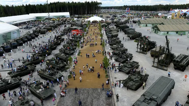 روس کے دارالحکومت ماسکو کے مضافاتی شہر کوبینکا میں عسکری نمائش جاری ہے جس میں ٹینک، توپیں، جنگی ہیلی کاپٹر، ریڈار سمیت دیگر جدید اسلحہ نمائش کے لیے رکھا گیا ہے۔