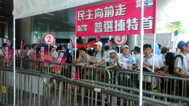 周四上午立法會大樓外繼續有支持和反對政改方案的團體集會。與昨日一樣，警方用鐵馬將兩批團體分隔開來。