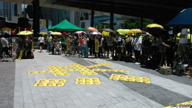 反對政改方案的「全民拒絕假普選運動」在立法會外示威區地上用宣傳張貼，擺出「否決」的字樣