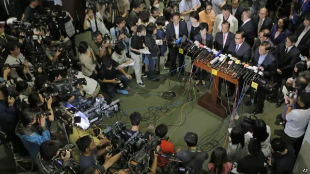 在表决前离场而没有参加投票的“建制派”议员举行记者会