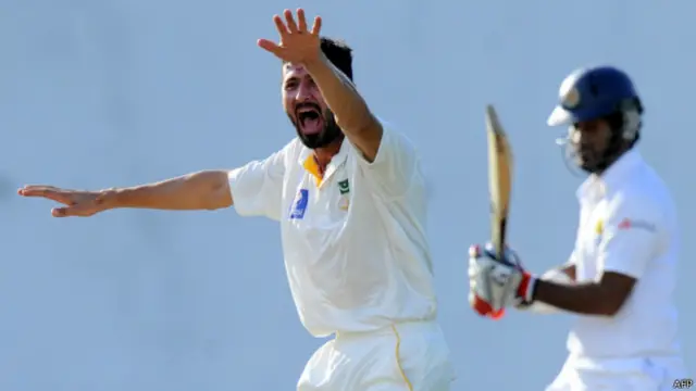 پاکستان نے پہلے بولنگ کا فیصلہ کرنے کے باوجود دو فاسٹ بولروں وہاب ریاض اور جنید خان کو ہی کھلایا ہے