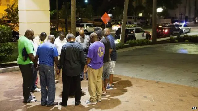 Um gruposite seguro para apostar na loteriafiéis se reuniu próximo à igreja para fazer uma vigília