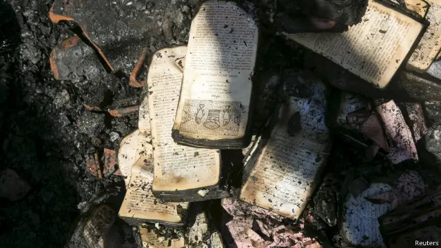 بعض نسخ الكتاب المقدس وكتب الصلوات أصابتها النيران.