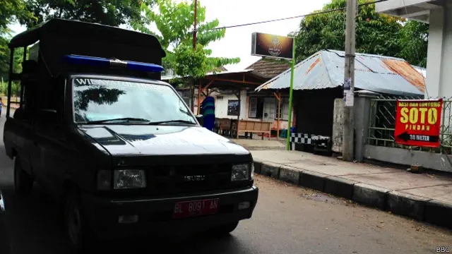 Polisi syariah Aceh mengingatkan para pemilik rumah makan dan warung kopi untuk tidak membuka usaha mereka pada siang hari selama bulan Ramadan.