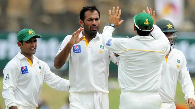 وہاب ریاض نے اپنے پانچویں اوور میں کرونارتنے کو آؤٹ کر کے پاکستان کو پہلی کامیابی دلوا دی۔ وہ 21 رنز بنانے کے بعد سرفراز احمد کے ہاتھوں کیچ ہوئے۔