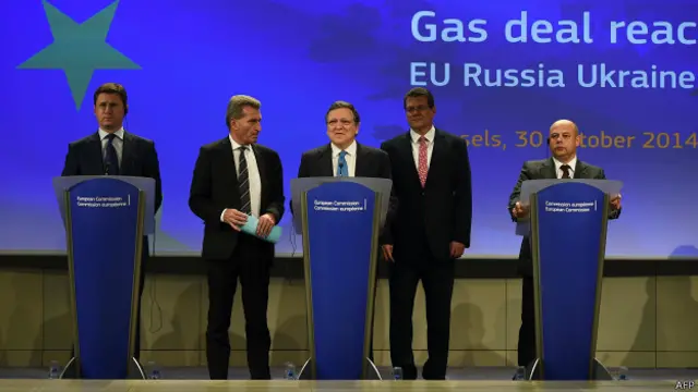Министры энергетики России и Украины, а также президент Еврокомиссии на пресс-конференции в октябре 2014 года