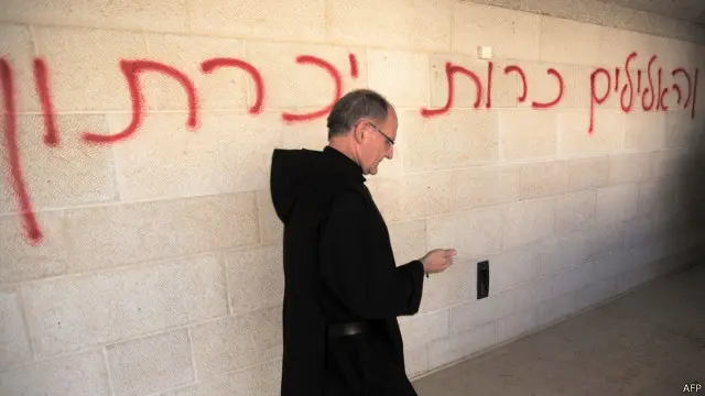 كتب على جدران الكنيسة الخارجية عبارات بالعبرية تعني أن "اليهود أقوى من الأغيار"، وعبارات تدعو إلى إزالة "عبادة الأوثان".