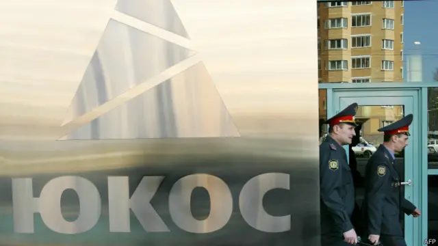 Основные активы "ЮКОСа" были принудительно продан в 2004 году и достались государственной "Роснефти"