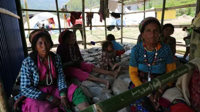 زلزلے اور تودے گرنے کی وجہ سے بہت سے لوگ بے گھر ہوئے ہیں