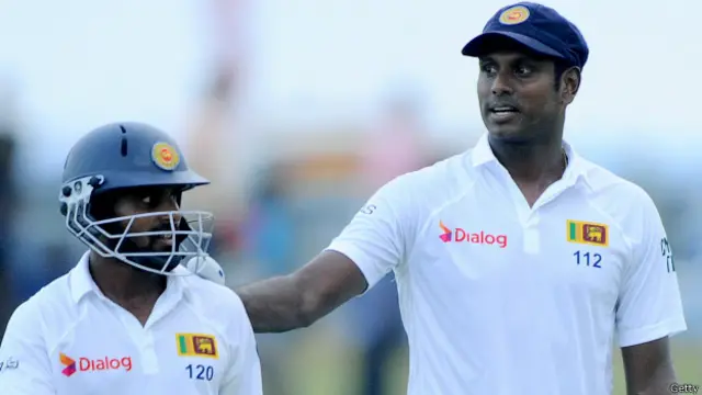 دوسرے دن مصباح الحق نے موسم کے پیش نظر اپنے بولروں کی صلاحیتوں کو پہلے آزمانے کا فیصلہ کیا لیکن قسمت میزبان ٹیم پر مہربان رہی