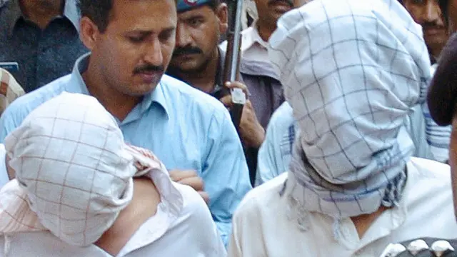 ایف سی کے مطابق دورانِ تفتیش ملزمان نے بتایا ہے کہ دونوں کا تعلق کراچی کی ایک سیاسی جماعت سے ہے