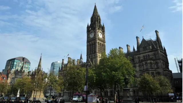 23日返程前，习近平在卡梅伦首相陪同下出席曼彻斯特市长在市政厅为他举行的午宴。