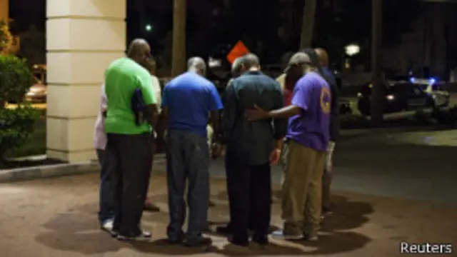 Tras el tiroteo, los fieles se congregaron a rezar a las afueras de la iglesia Emanuel.