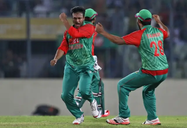 तस्किन अहमद, धोनी के विकेट का जश्न मनाते हुए