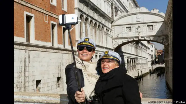 Martin Parr é presidente da Magnum e se diz um entusiasta da mania pelas selfies