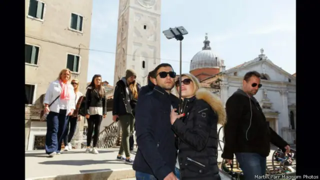 Fotógrafo gosta do fato de o pau de selfie ter dado autonomia aos turistas