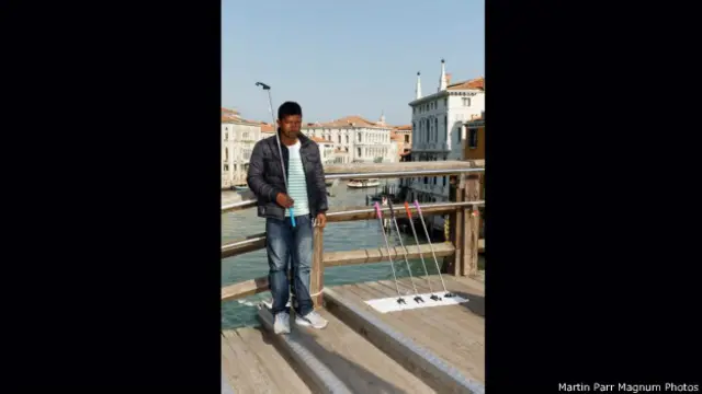 Vendedores de pau de selfie também chamaram a atenção do fotógrafo no ensaio