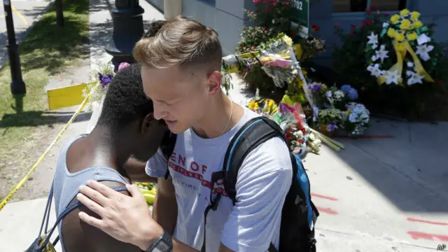 Los alrededores de la iglesia fueron hace un año punto de lamentos y homenajes.