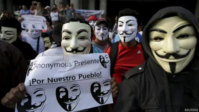 نشرت مجموعة "Anonymous " أسماء 10 آلاف حساب على تويتر تم استهدافها