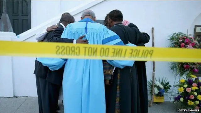 چارلسٹن کے کئی گرجا گھروں میں ہلاک شدگان کے لیے منعقد ہونے والی دعائیہ تقریب میں بڑی تعداد میں لوگ شریک ہوئے