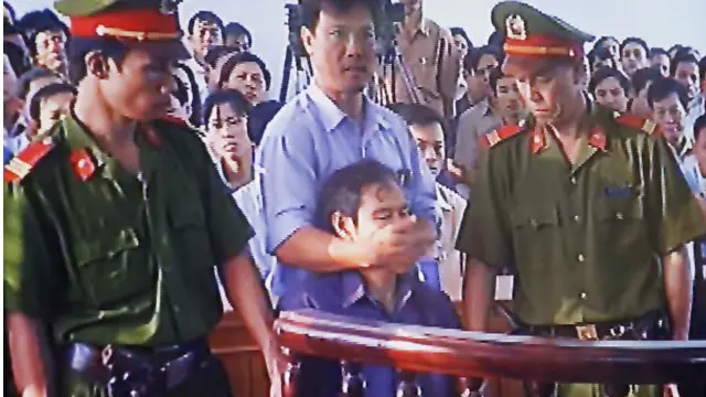 Linh mục Nguyễn Văn Lý bị công an bịt miệng trong phiên xử năm 2007.