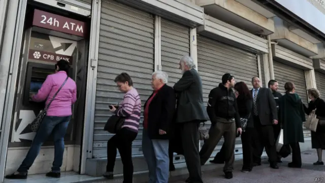 Греки снимают евро