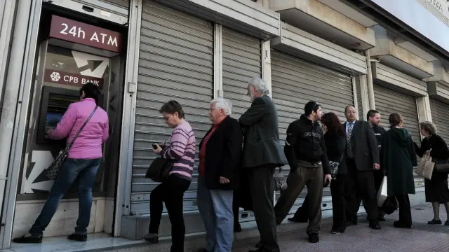 Người dân Hy Lạp đang 'âm thầm' rút tiền mặt và tín dụng từ các ngân hàng trong cả nước.