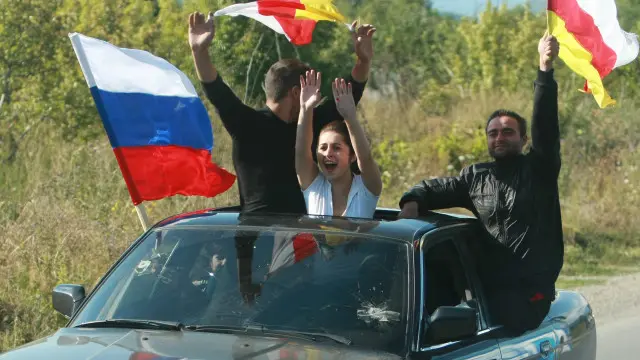 Осетины с российским флагом
