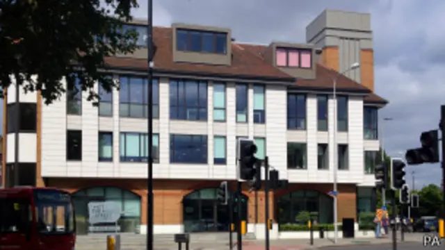 Edificio en Richmond sobre el que cayó el polizón