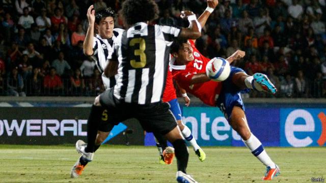Albornoz anotó un gol en su debut con Chile en la victoria 4-0 frente a Costa Rica.