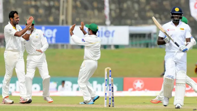 تیسرے دن کے کھیل کا آغاز ہوا تو پاکستان کو پہلی کامیابی سری لنکن کپتان اینجلو میتھیوز کی وکٹ کی صورت میں ملی۔ وہ 19 رنز بنا کر وہاب ریاض کی گیند پر بولڈ ہوئے۔