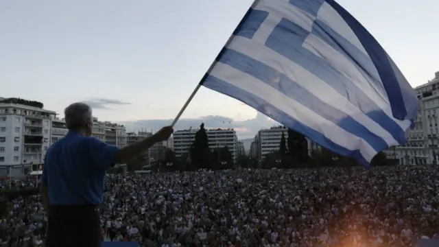 Греки требуют решения долговой проблемы