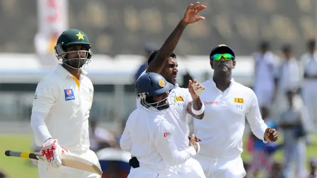 پاکستانی اوپنر ایک بار پھر کوئی اچھا آغاز فراہم کرنے میں ناکام رہے۔ محمد حفیظ دو اور احمد شہزاد نو رنز بنا کر آؤٹ ہوئے۔