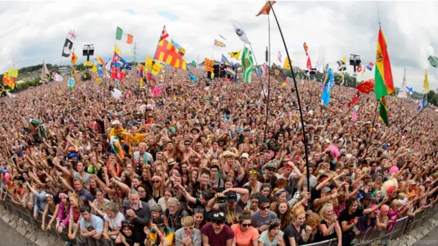 Asistentes al festival de Glanstonbury, en Inglaterra