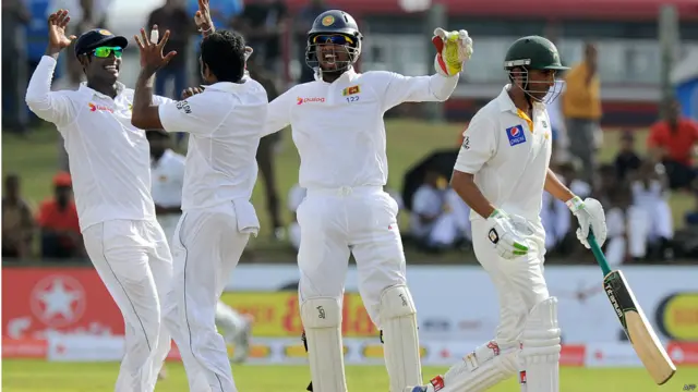 تاہم یونس خان بھی زیادہ دیر کریز پر نہ رک سکے اور 47 رنز بنا کر کلین بولڈ ہو گئے۔