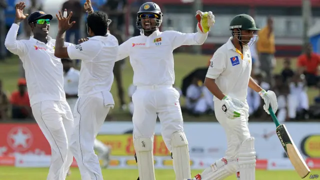 سری لنکن ٹیم نے جارحانہ حکمت عملی اختیار کی کیونکہ میزبان ہونے کے ناتے اسے موسم کا بخوبی اندازہ تھا