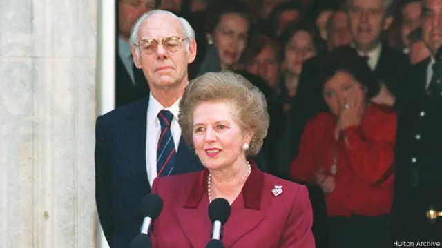 Маргарет Тэтчер в последний раз обращается к прессе от Даунинг-стрит 10