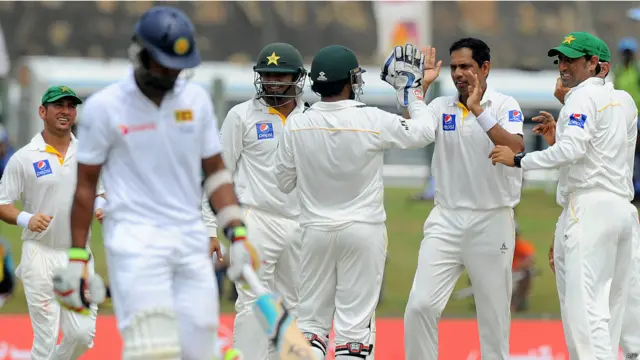 پاکستانی سپنرز نے بہترین بولنگ کی اور سری لنکن ٹیم کو 300 رنز تک محدود کر دیا۔ ذوالفقار بابر نے تین جبکہ یاسر شاہ اور محمد حفیظ نے دو دو کھلاڑیوں کو آؤٹ کیا۔