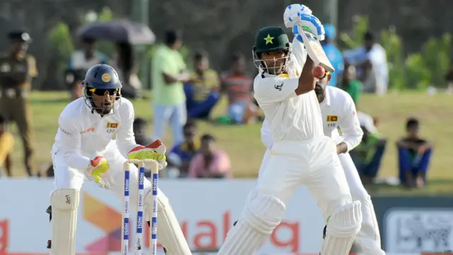 تیسرے دن کے کھیل کے اختتام پر اسد شفیق اور سرفراز احمد کریز پر موجود تھے۔