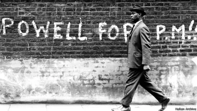 Надпись на стене: "Пауэлла в премьеры!"