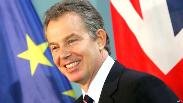 Тони Блэр на фоне флагов ЕС и Британии