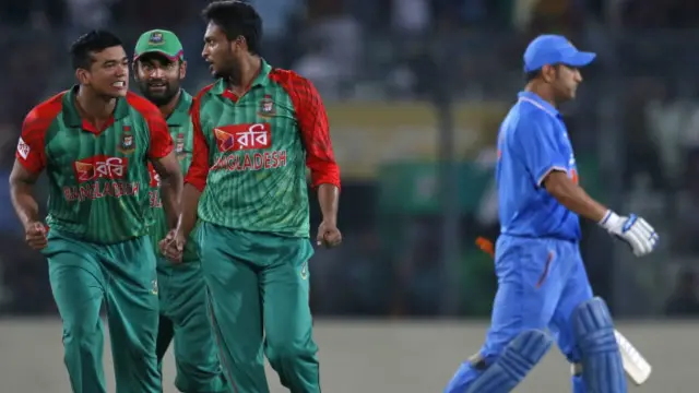 اسی اننگز میں اس سے قبل مستفیض الرحمٰن کی روہت شرما کے ساتھ بھی ٹکر ہوئی تھی