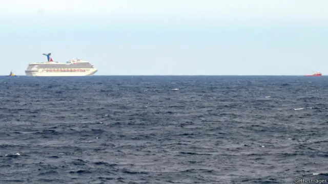 Корабль в океане