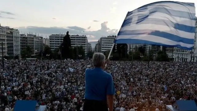 希腊被要求进行一系列财政改革，涉及养老金、附加值税等，遭到民众抵制。新当选的本届政府试图与债权方重新谈判拯救方案中的条件和偿贷安排。