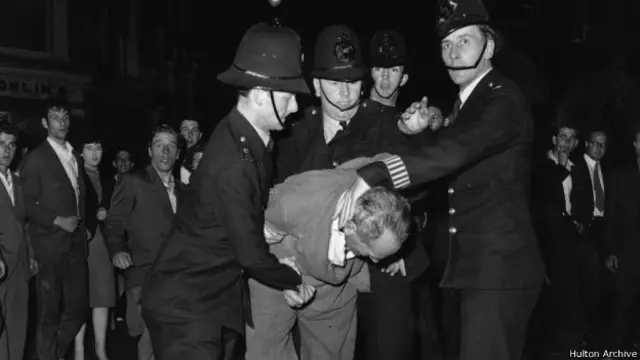 Арест участника беспорядков, Лондон 1958