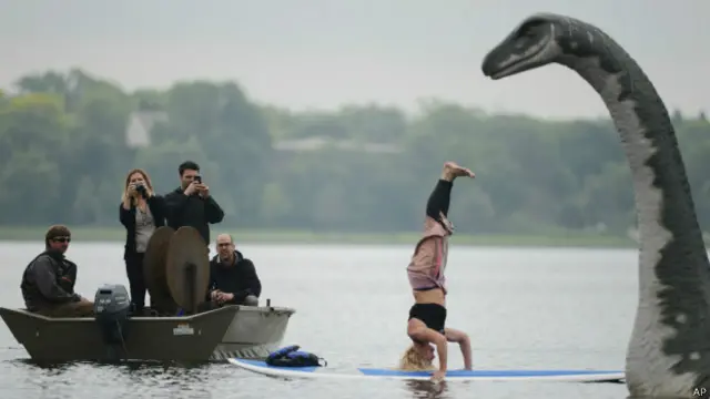 समुद्र में योगासन