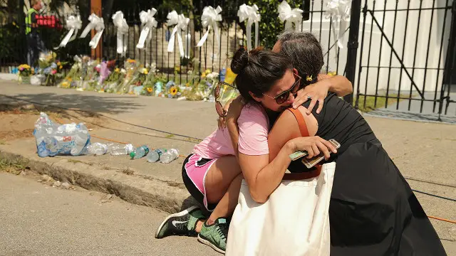 Pelukan duka: doa dan nyanyian mengenang para korban di Chaleston