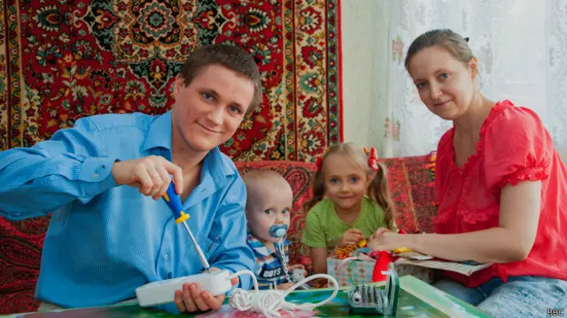 Украинские беженцы с вещами направляются к пункту временного проживания в Ростовской области