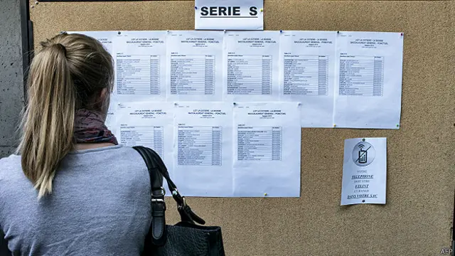 Joven mira lista de universidad